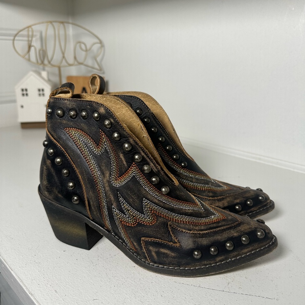 **SOLD**Circle G Women’s 8B Studded Western Ankle Boots Distressed Leather - Picture 4 of 7